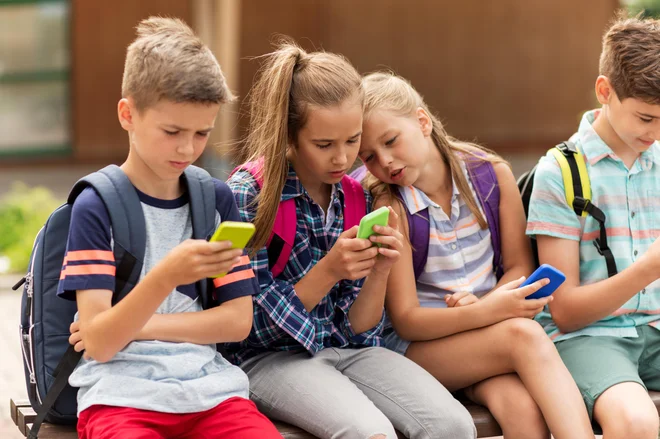 &raquo;Saj nismo imeli izbire, da bi poznali življenje brez iphonov in ipadov. Mislim, da imamo vsi svoje telefone raje kot resnične ljudi,&laquo; pravi trinajstletnica.<br />
FOTO: Getty Images/istockphoto