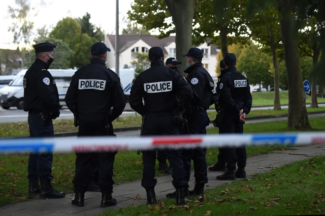 Policija je na Twitterju zapisala, da v omenjenem delu predmestja poteka intervencija in da naj se občani izogibajo območja. FOTO: Lucas Barioulet/Afp