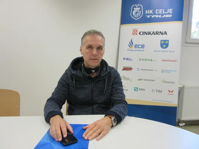 Predsednik HK Celje Vid Valenčak zaupa trenerju in pravi, da so za situacijo odgovorni »problematični« starši. FOTO: Špela Kuralt/Delo