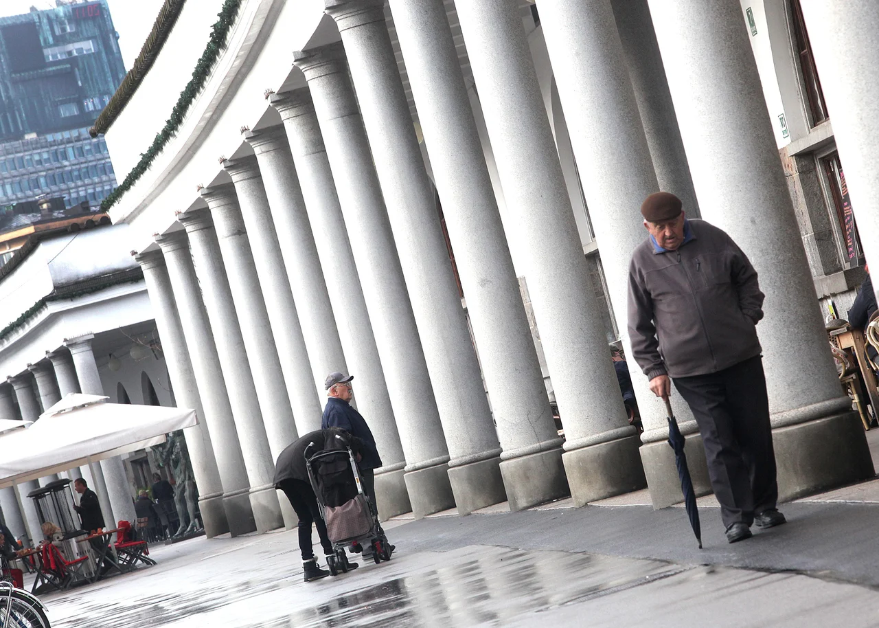 Fotografija: Cilj sklada je, da upokojenec dobi del pokojnine izplačane iz ustvarjenih prihrankov in s tem razbremeni takratno delovno populacijo. Foto: Mavric Pivk/Delo