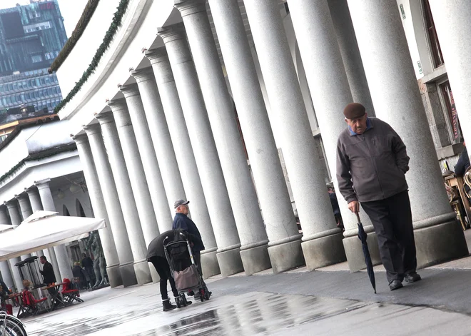 Cilj sklada je, da upokojenec dobi del pokojnine izplačane iz ustvarjenih prihrankov in s tem razbremeni takratno delovno populacijo. Foto: Mavric Pivk/Delo