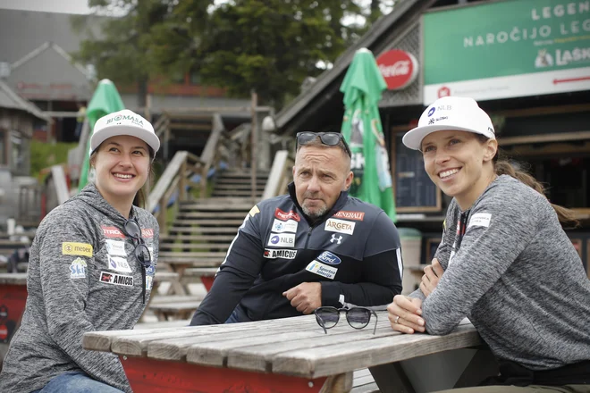 Tina Robnik, novi glavni trener Sergej Poljšak in Ana Bucik nasmejano v pričakovanju nove sezone. FOTO: Jure Eržen/Delo