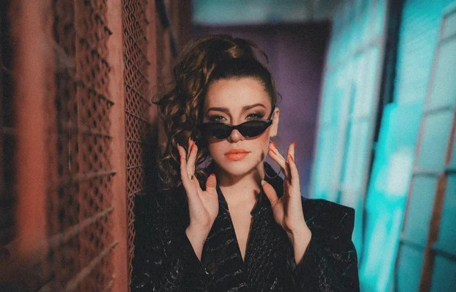 &raquo;Ostajam pri primarni ljubezni do glasbe, ki je zame še zmeraj resnična magija tega sveta,&laquo; pravi Maja Keuc. Foto osebni arhiv