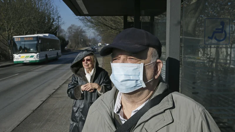 Fotografija: 14-dnevna incidenca aktivnih okužb na 100.000 prebivalcev je presegla število 140 že skoraj na celotnem območju Slovenije. FOTO: Blaž Samec/Delo