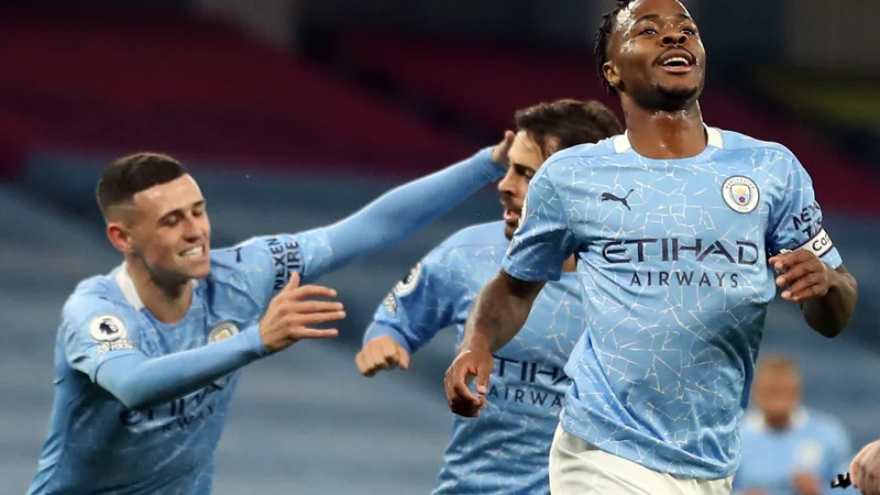 Fotografija: Raheem Sterling (desno) je dosegel zmagoviti gol v dvoboju z Arsenalom. FOTO: Martin Rickett/AFP
