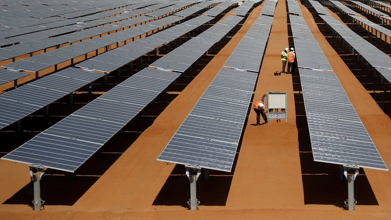 Fotografija: Fotovoltaika velja za tehnologijo, ki bo najbolj pripomogla k razogljičenju. FOTO: Amr Abdallah Dalsh/Reuters