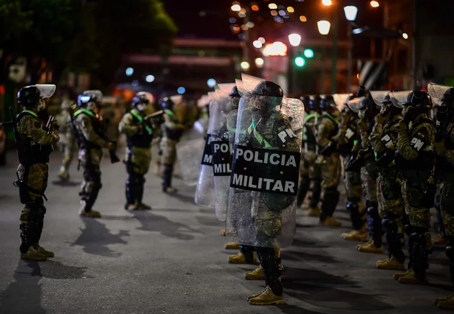 Bolivijski vojaki v prestonici La Paz dan pred splošnimi volitvami. FOTO: Ronaldo Schemidt/AFP