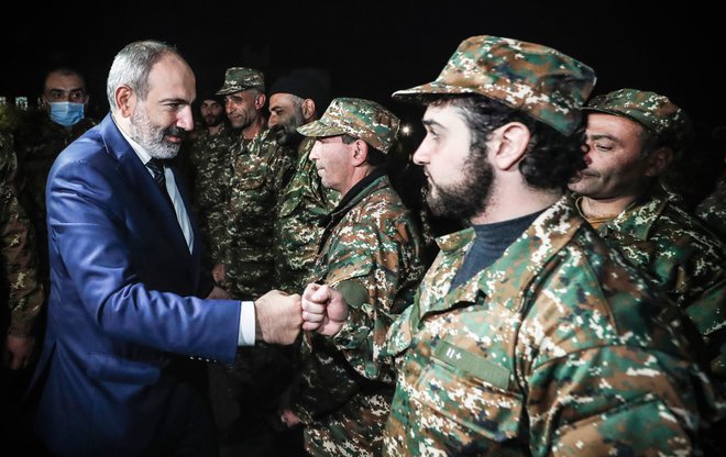 Armenski premier Nikol Pašinjan se je prejšnji teden sestal z vojaki, preden so se ti odpravili na bojno linijo na območju Gorskega Karabaha. FOTO: Tigran Mehrabyan/AFP