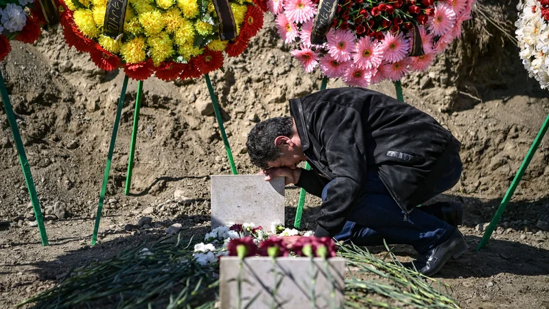 Fotografija: Žalujoči v Stepanakertu, upravnem središču Gorskega Karabaha. Nedavno stopnjevanje konflikta je zahtevalo več sto življenj med borci in civilisti. FOTO: Aris Messinis/AFP