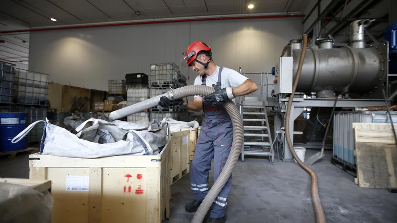 Fotografija: Minister za okolje bi lahko zadržal odločbo okoljske inšpekcije. FOTO: Matej Družnik/Delo