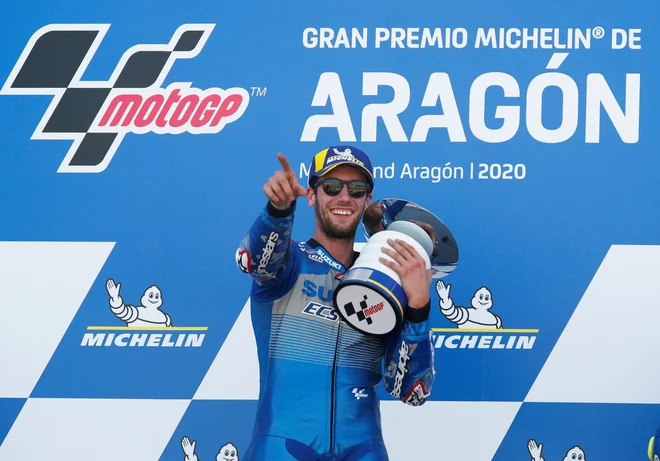 Alex Rins je bil zelo vesel zmage na dirki za VN Aragonije. FOTO: Albert Gea/Reuters