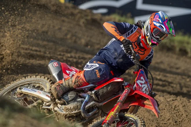 Tim Gajser je bil v Lommelu drugi v prvi vožnji in zmagal v drugi. FOTO: Honda Racing