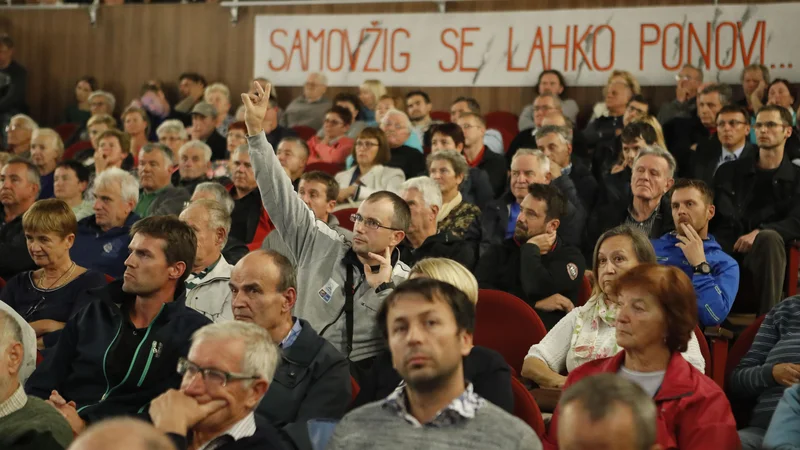 Fotografija: Občane na Vrhniki smrad moti že več desetletij, pridružile pa so se posledice požara v Kemisu. FOTO: Leon Vidic/Delo
