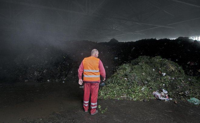 Kompostiranje bioloških odpadkov je težava marsikje v državi. FOTO: Jože Suhadolnik/Delo