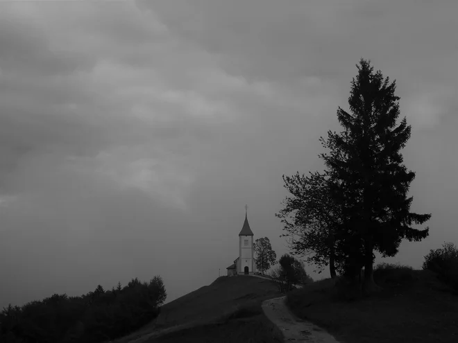 Cerkev Svetega Primoža in Felicijana brez ozadja. FOTO: MB Cvjetičanin