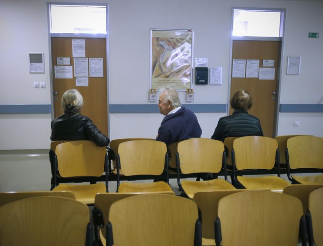 Medtem ko se število opredeljenih pacientov pri družinskih zdravnikih v Zdravstvenem domu Ljubljana trenutno giba okoli 250 tisoč, tam dela 120 družinskih zdravnikov, še pet je specializantov in sobnih zdravnikov. Nihče od njih ne sprejema novih pacientov. FOTO: Blaž Samec/Delo