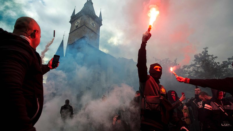 Fotografija: Protestniki so se zbrali v Pragi, da bi izrazili nasprotovanje vedno novim ukrepom za zajezitev covida-19, ki da so neživljenjski. FOTO: Michal Cizek/AFP