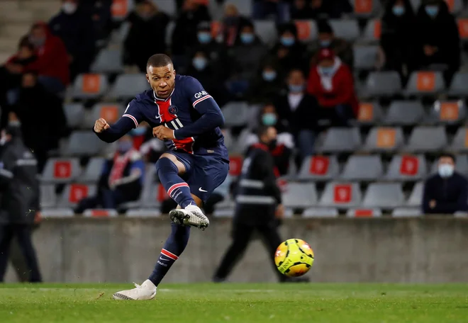 Kylian Mbappe se razvija v prvo svetovno nogometno zvezdo. FOTO: Eric Gaillard/Reuters