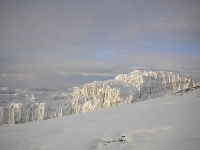 Ledeni zid ledenika Rebman je ostanek nekdanjega ledenega pokrova, ki je prekrival vrh Kibo