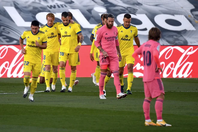 Real Madrid v roza majicah na štadionu Santiago Benrnabeu ni bil uspešen proti rumenim iz Cadiza. FOTO: Pierre-philippe Marcou/AFP