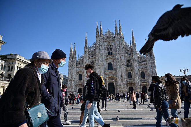 V Italiji, ki je bila v prvem valu spomladi ena izmed najhuje prizadetih držav v pandemiji novega koronavirusa, število novih okužb v zadnjem času znova narašča. FOTO: Miguel Medina/AFP