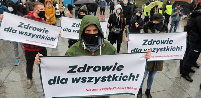 Ob koncu tedna je nekaj sto ljudi v Varšavi pod sloganom »Zdravje za vse!« protestiralo proti zaprtju fitnes klubov in bazenov. FOTO: Polski Radio Rdc/Tweeter