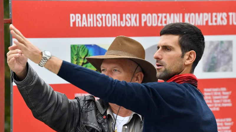 Fotografija: Kljub temu, da se mu odprti prvenstvi ZDA in Francije nista izšla po načrtih, je Novak Đoković, ki je pred dnevi črpal energijo z obiskom piramid v Visokem, še vedno prepričljivo št. 1 na lestvici ATP. FOTO: Elvis Barukčić/AFP