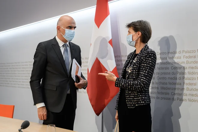 Švicarski notranji in zdravstveni minister Alain Berset in švicarska predsednica Simonetta Sommaruga ob najavi novih, strožjih ukrepov za zajezitev širjenja koronavirusa.. FOTO: Fabrice Coffrini/AFP