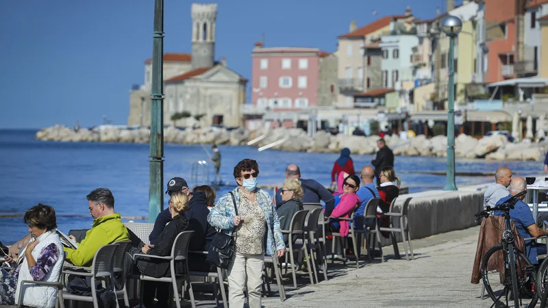 Fotografija: Na oranžnem seznamu za zdaj ostaja le še obalna regija. FOTO: Jože Suhadolnik/Delo