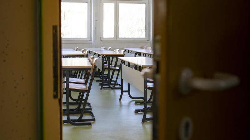Fotografija: Učilnice predmetne stopnje so prazne, spletne učilnice pa (pre)polne. FOTO: Voranc Vogel/Delo