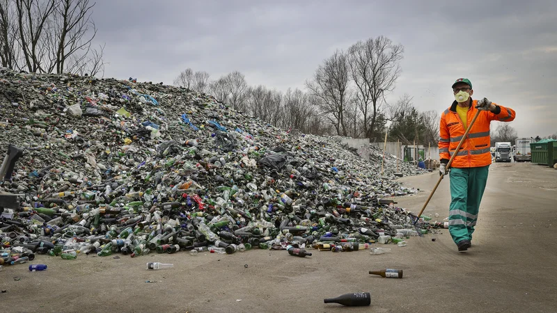 Fotografija: Količina odpadne embalaže raste, čeprav je embalaža čedalje tanjša. FOTO: Jože Suhadolnik/Delo