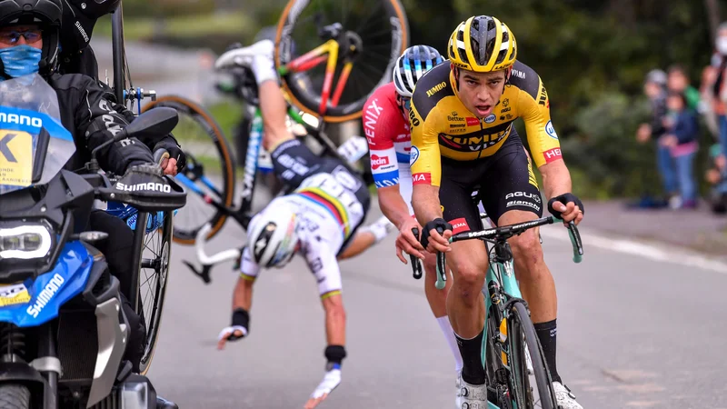 Fotografija: Svetovni prvak, Francoz Julian Alaphilippe, je padel po trčenju z motoristom na 241 kilometrov dolgi enodnevni kolesarski dirki Tour des Flandres, ki je potekala od Antwerpna do Oudenaardeja. Zaradi zloma zapestja bo moral na operacijo. FOTO: Luc Claessen/AFP