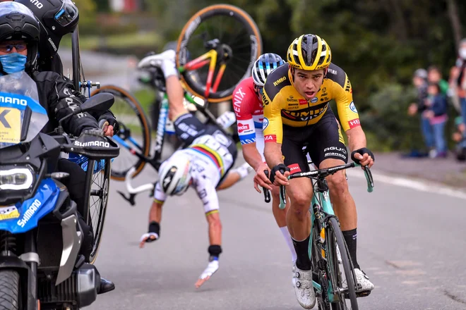 Svetovni prvak, Francoz Julian Alaphilippe, je padel po trčenju z motoristom na 241 kilometrov dolgi enodnevni kolesarski dirki Tour des Flandres, ki je potekala od Antwerpna do Oudenaardeja. Zaradi zloma zapestja bo moral na operacijo. FOTO: Luc Claessen/AFP<br />
