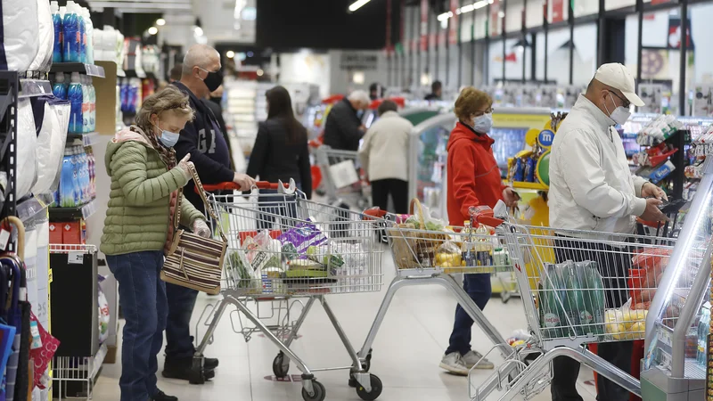 Fotografija: Delo bi lahko izgubilo tudi do 12.000 zaposlenih. FOTO: Leon Vidic/Delo