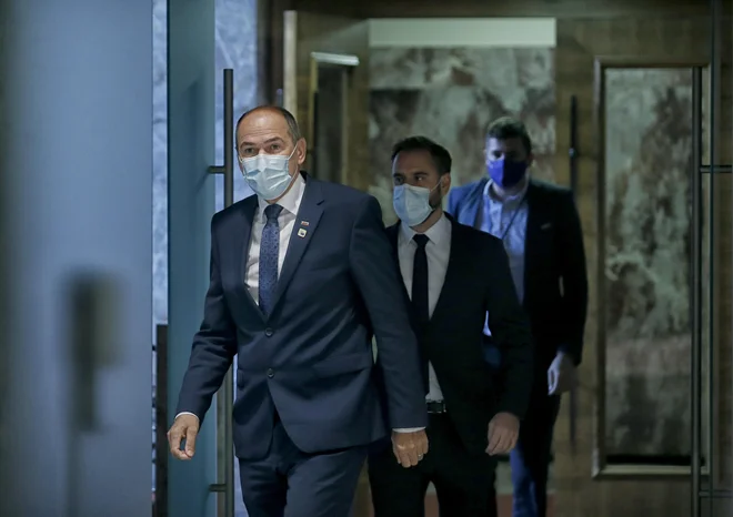 Premier Janez Janša je poudaril, da je Slovenija dobro pripravljena na drugi val epidemije, iz te naj bi prišli kot zmagovalci, ne glede na razdeljenost, ki je politika ne zmore preseči. Foto Blaž Samec