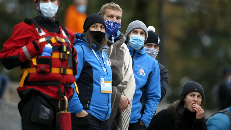 Fotografija: Na splošno velja, da če pogledamo skozi masko proti svetlobi, se ne sme videti skoznjo oziroma ne smemo videti luknjic v blagu. FOTO: Matej Družnik/Delo