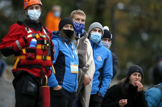 Na splošno velja, da če pogledamo skozi masko proti svetlobi, se ne sme videti skoznjo oziroma ne smemo videti luknjic v blagu. FOTO: Matej Družnik/Delo