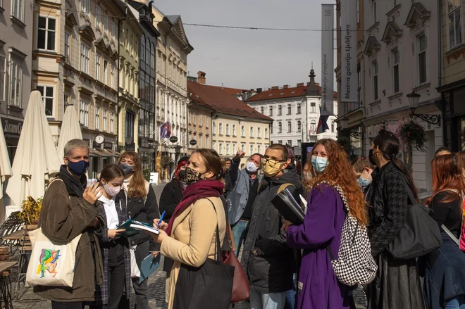 Dekoracije na maski so dopustne, če ne vplivajo na njeno učinkovitost. FOTO: Voranc Vogel/Delo