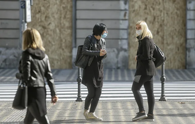 Obvezno nošenje mask v urbanih središčih. FOTO: Blaž Samec/Delo