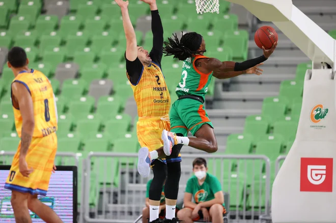 Kendrick Perry (desno) je s povprečjem 18 točk prvi strelec Ljubljančanov v Evropi. FOTO: Cedevita Olimpija