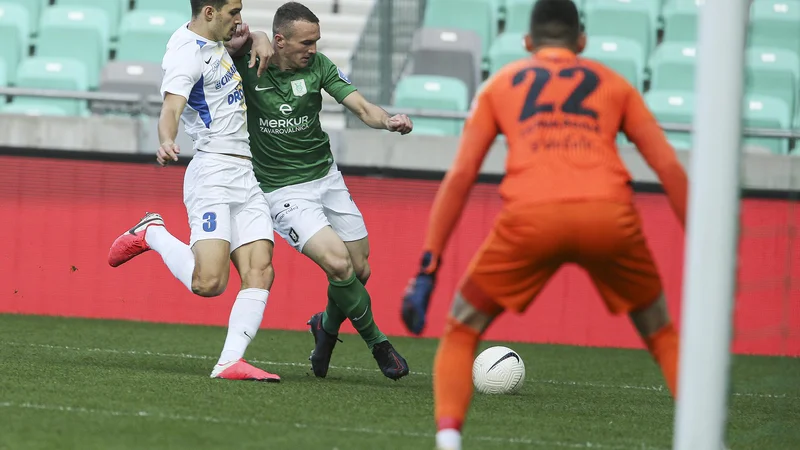 Fotografija: Olimpija ima v tem delu sezone najbolj dovšreno igro od vseh kandidatov za vrh, eden od njenih najmočnejših adutov Đorđe Ivanović (desno) pa je tudi najboljši strelec moštva. FOTO: Jože Suhadolnik/Delo