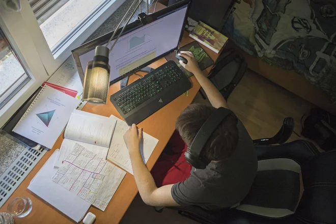 Nekateri učenci so tako včeraj začeli z videokonferenco, pri drugih je učiteljica po elektronski pošti staršem poslala navodila, nekateri začnejo šele v sredo! Po pol leta priprav. FOTO: Leon Vidic/Delo