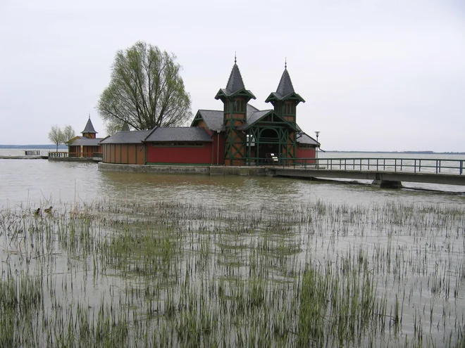 Zaradi lege in dostopnosti je Blatenski Kostel z okolico že od nekdaj ena najprepoznavnejših počitniških destinacij Blatnega jezera.