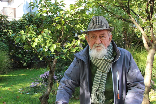 &raquo;Saj veste, kako je z novinarstvom: čim je neka informacija drugačna od znanega, je zanimivost. To je edina nagrada, ki jo življenje daje. Da lahko delaš to, za kar si poklican, in vidiš, kaj vse se dogaja,&laquo; pravi Drago Kralj, legendarni novinar in popotnik. Foto: Simona Fajfar/Delo