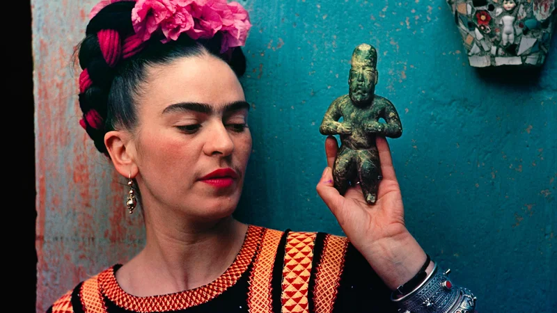 Fotografija: Frida Kahlo z olmeško figurico leta 1939. FOTO: Nickolas Muray