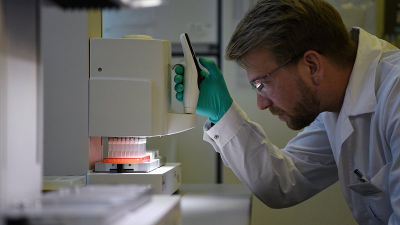 Fotografija: Razvijanje cepiva proti virusu sars-cov-2 v podjetju Curevac v laboratoriju v Tübingenu. Foto: Andreas Gebert/Reuters