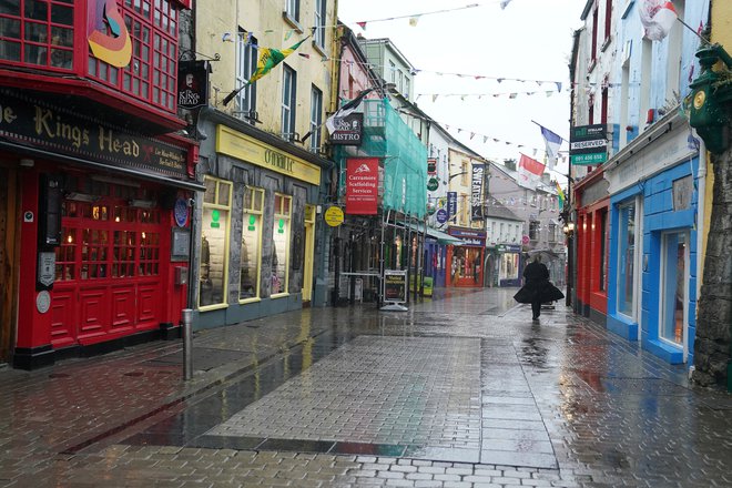 Prazna ulica v središču irskega kraja Galway. FOTO: Clodagh Kilcoyne/Reuters