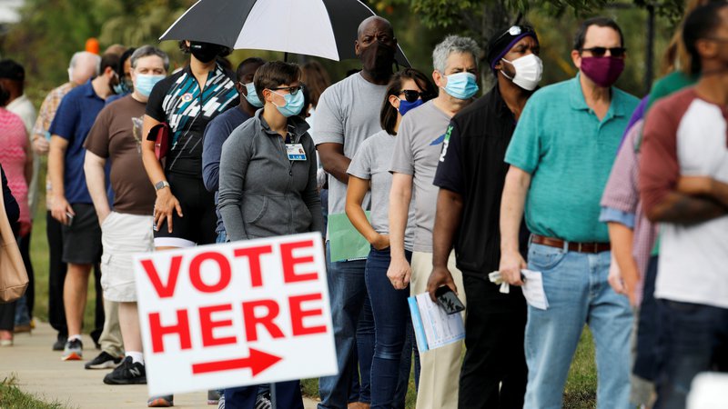 Fotografija: Zgodnje osebno glasovanje na voliščih po ZDA se je že začelo. FOTO: Jonathan Drake/ Reuters