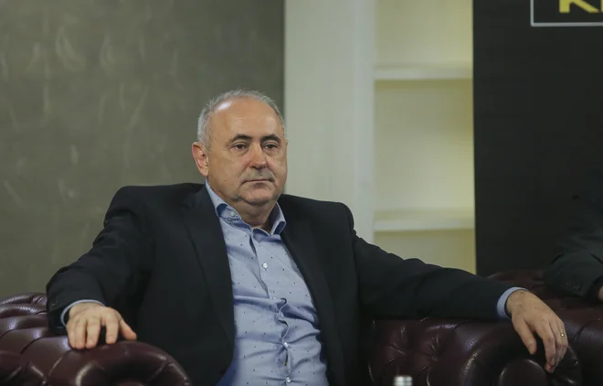 Kako bo razrešil dilemo v mladi reprezentanci predsednik NZS Radenko Mijatović? FOTO: Jože Suhadolnik