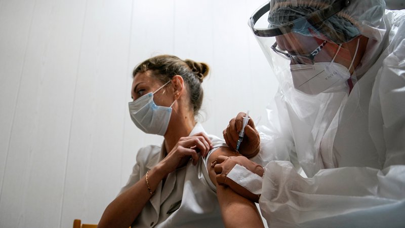 Fotografija: V bolnišnico v Tveru so prispeli prvi odmerki cepiva sputnik V. Foto: Tatjana Makejeva/Reuters